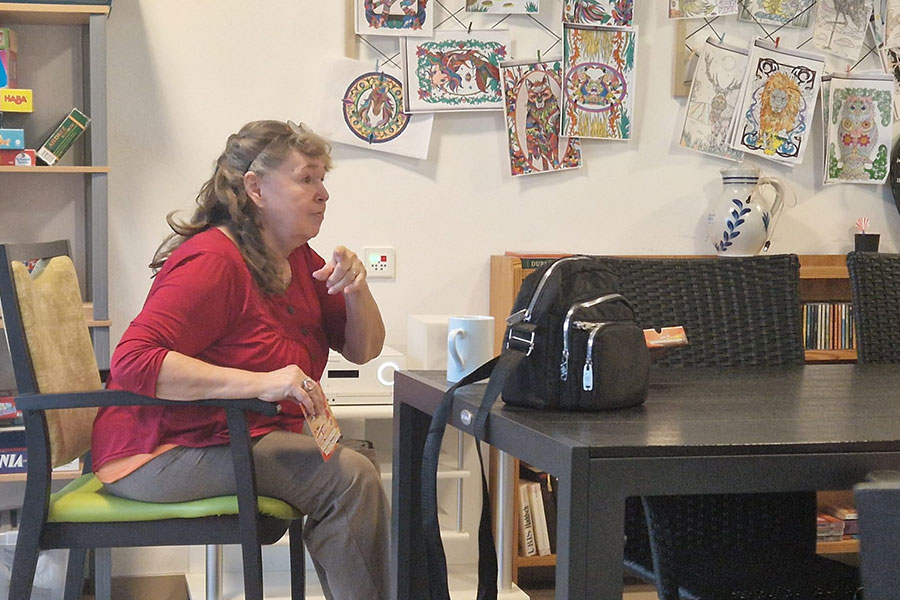 Maja Mauer, eine Mitbürgerin aus Eschborn, veranstaltet das Begegnungsangebot MAJAS TREFF