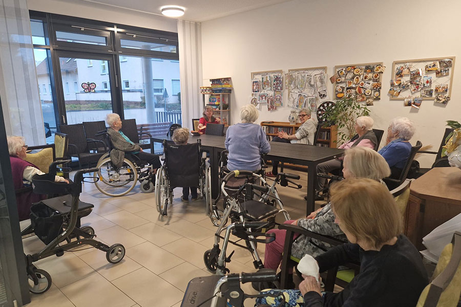 Bewohnerinnen und Bewohnern, und Gäste aus dem benachbarten Seniorenwohnen sowie betreute Personen der Andreas-Gemeinde Eschborn bei MAJAS TREFF