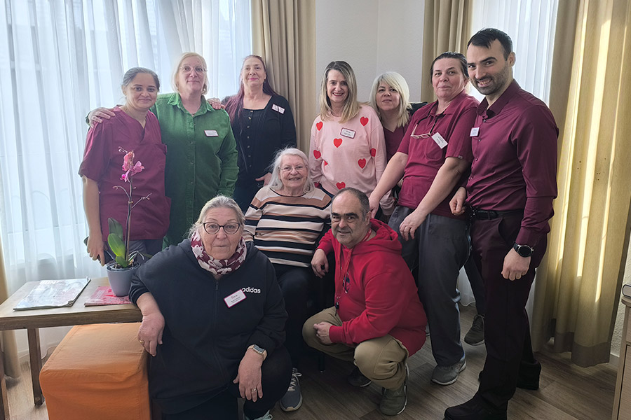 Heimleitung, Mitarbeiter aus Pflege, Verwaltung und Hauswirtschaft gratulieren Frau Inge Nakoinz