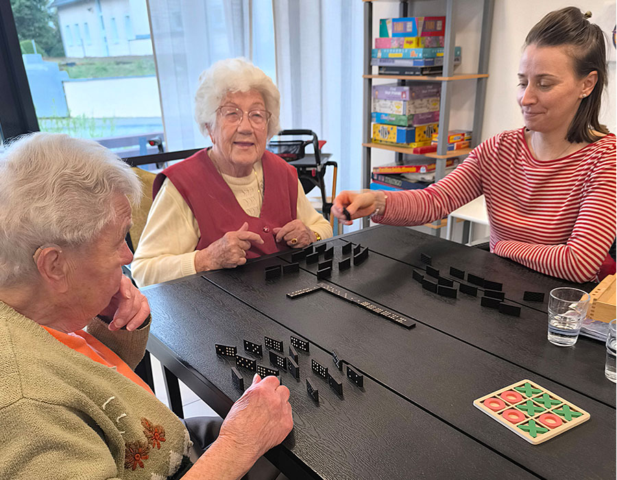 Senioren und Seniorinnen und Mitglieder des Lions Club Eschborn spielen Domino