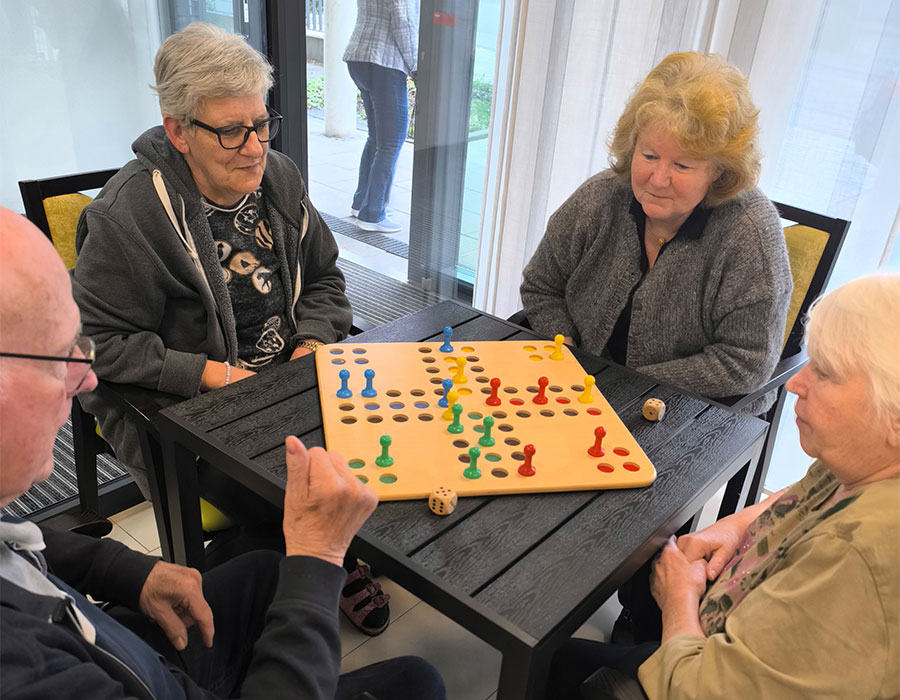 Senioren und Seniorinnen und Mitglieder des Lions Club Eschborn spielen "Mensch ärgere Dich nicht"