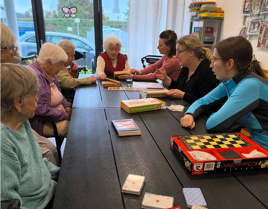 Senioren und Seniorinnen und Mitglieder des Lions Club Eschborn mit verschiedenen Karten- und Brettspielen