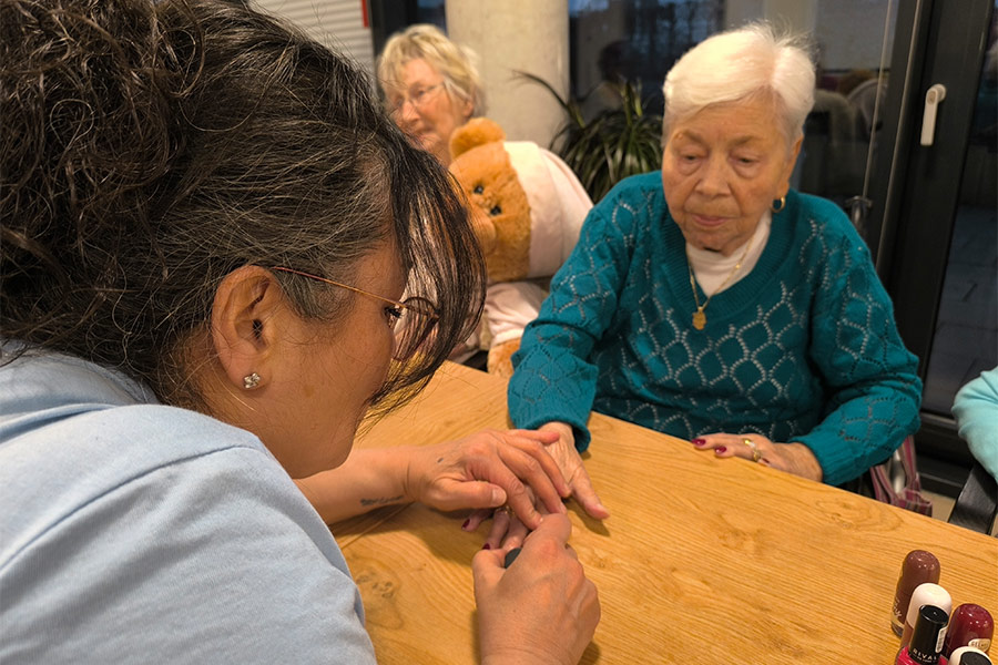 Vorbereitung für die Pyjama-Party - Fingernägel werden lackiert