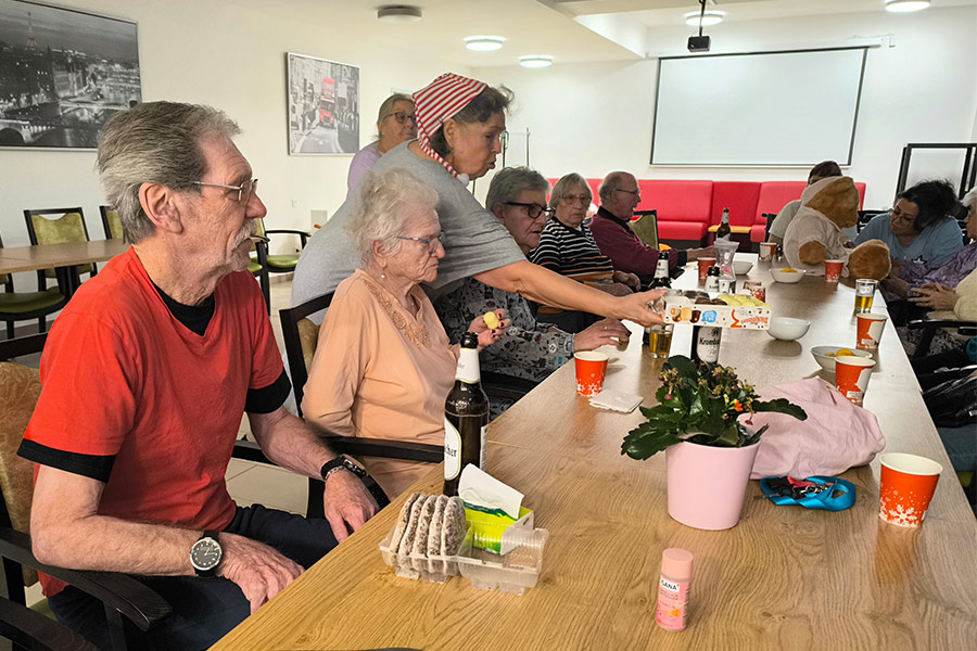 Bewohner der Cordian Hausgemeinschaften sammeln sich für einen ausgelassenen Abend