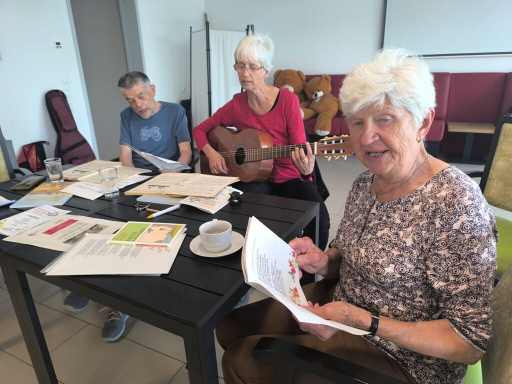 Gitarrenspielerin und zwei Mitglieder des Montagskreises der Christ-König-Gemeinde