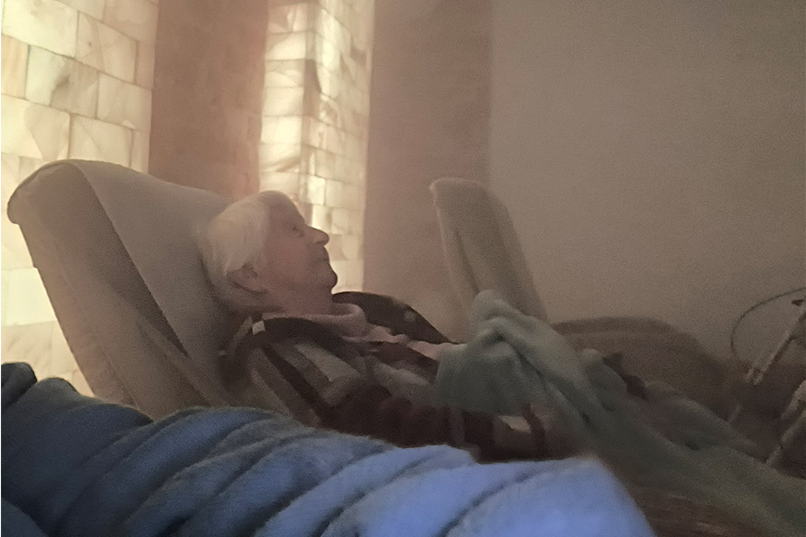 Bewohnerin der Cordian Hausgemeinschaften entspannt in der meerraum Salzgrotte Eschborn