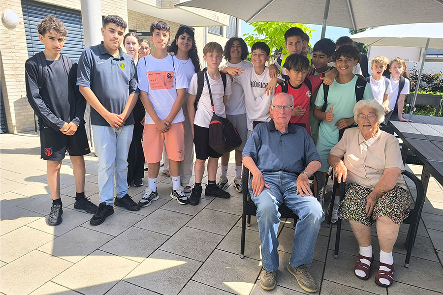 Schüler der Heinrich-von-Kleist-Schule mit Bewohnern der Cordian Hausgemeinschaften Eschborn