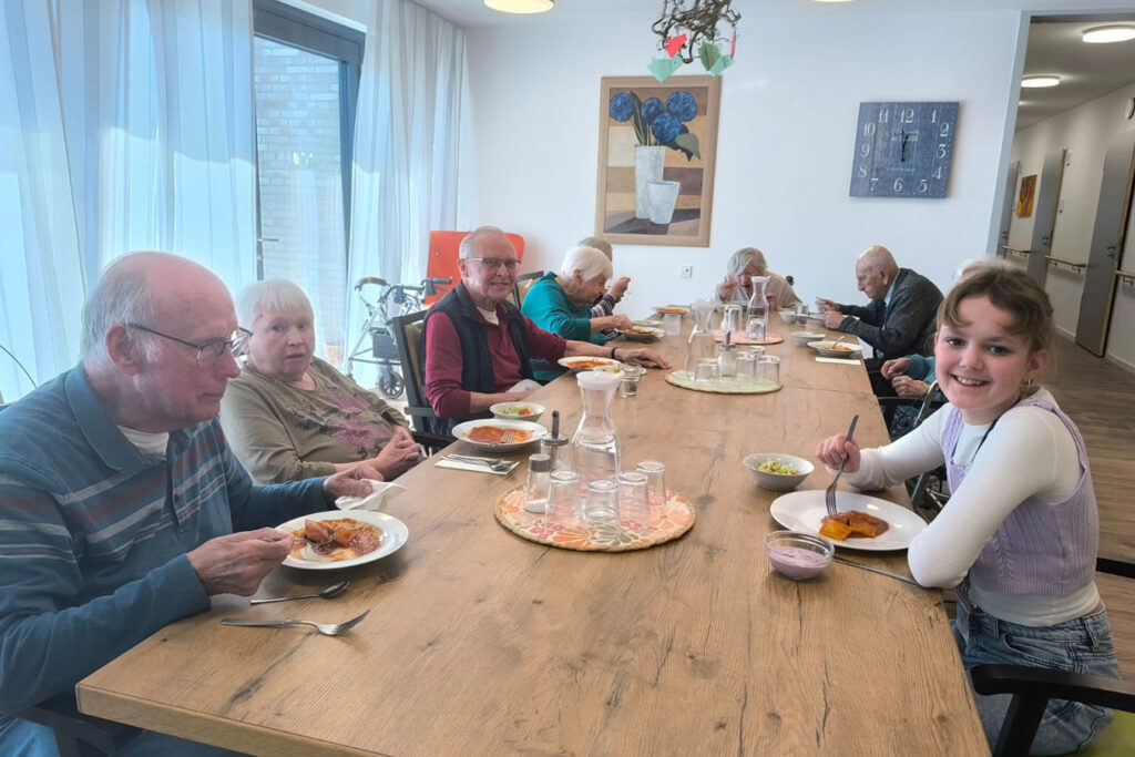 Jugendliche und Bewohner beim gemeinsamen Mittagessen