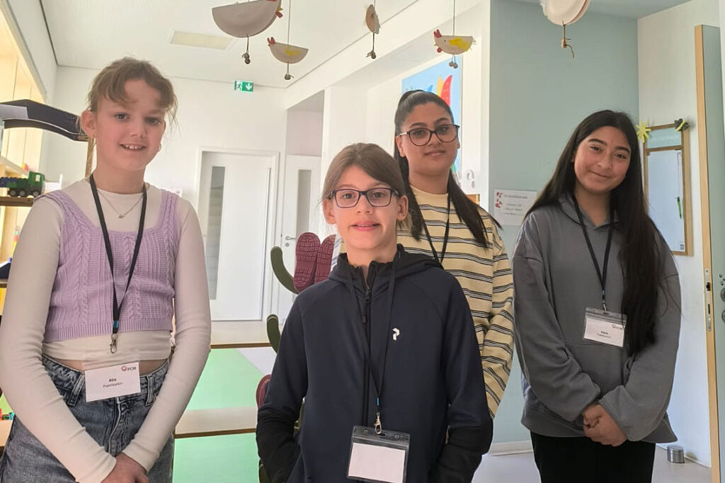 Foto der vier Jugendlichen, die uns im Rahmen des Girls’ and Boys‘ Day besucht haben